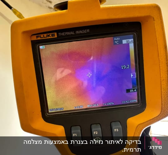 מצלמה תרמית פלוק מציגה תמונת חום על מסך